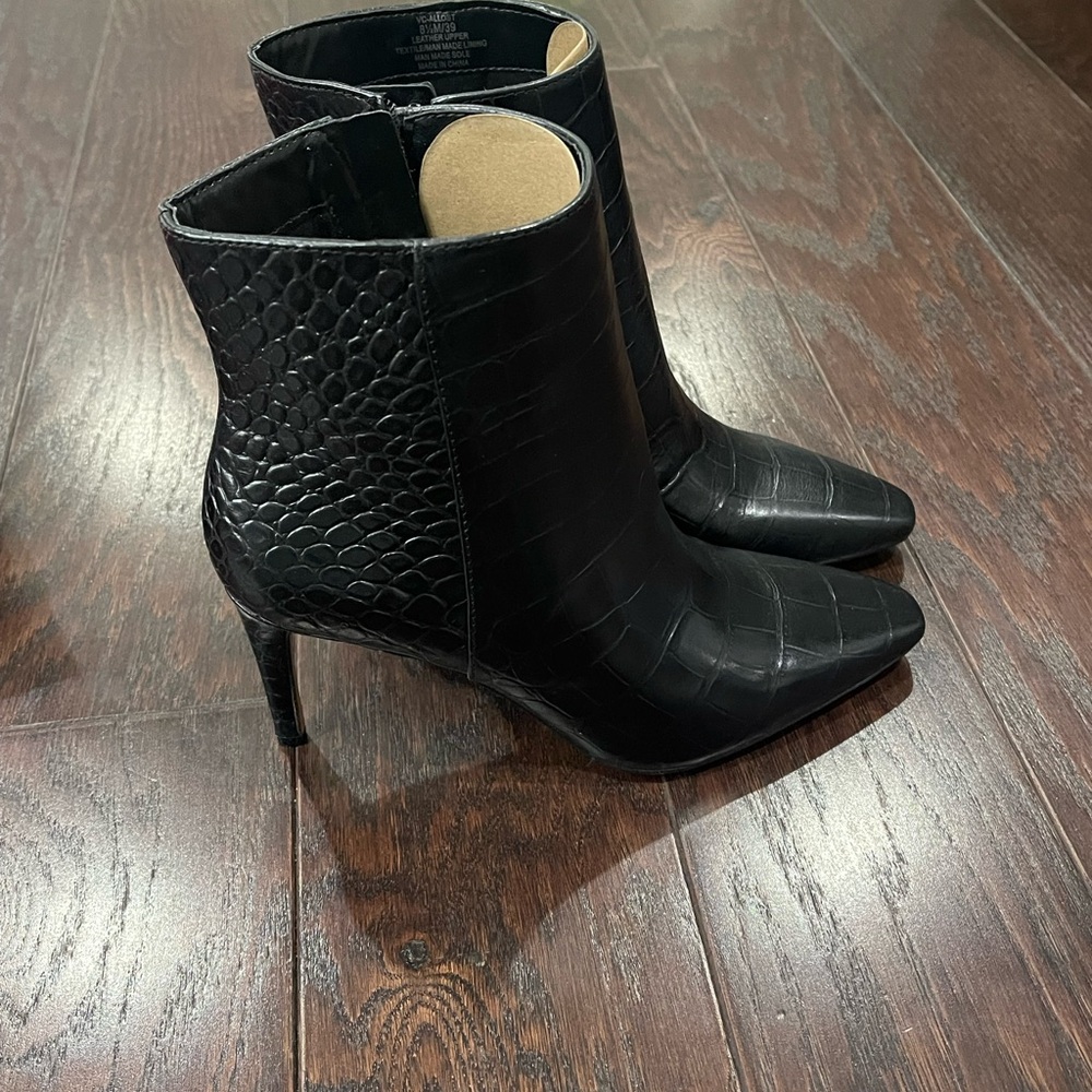 Vince Camuto Allost Croc WOMEN Black Leather Pointed  Booties Size 8.5M NEW